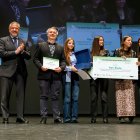 Carlos Pollán (i) entrega el primer premio a los ganadores.