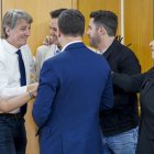 Carlos Martínez (2i) charla ayer con cargos del PSOE de la Comunidad.