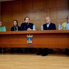 El alcalde de La Bañeza, Javier Carrera, interviene durante la presentación del libro.
