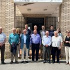 Los homenajeados, con el alcalde, parte de la corporación y presidente de la asociación.
