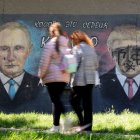 Una grafiti con Putin y Trump en Belgrado.