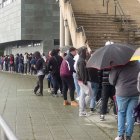 Las colas de aficionados que rodeaban el estadio Reino de León para hacerse con entradas del partido Cultural-FC Andorra.
