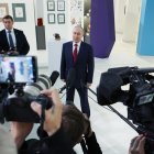 <p>Fotografía cedida del presidente ruso, Vladímir Putin, hace una declaración a los medios de comunicación tras una llamada telefónica con el presidente estadounidense Donald Trump, en la región de Krasnodar, Rusia, el 19 de mayo de 2025. EFE/EVYACHESLAV PROKOFYEV/SPUTNIK</p>