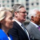 (D-I) El presidente del Consejo Europeo, Antonio Costa, el primer ministro británico, Keir Starmer, y la presidenta de la Comisión Europea, Ursula von der Leyen, observan durante una visita a bordo de la fragata HMS Sutherland de la Marina Real Británica como parte de la cumbre Reino Unido-UE, en Londres, Gran Bretaña, 19 de mayo de 2025. (Reino Unido, Londres) EFE/EPA/JASON ALDEN / POOL.
