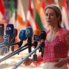 La alta representante de la Unión Europea para Asuntos Exteriores y Política de Seguridad, Kaja Kallas, habla con la prensa durante un Consejo de Ministros de Asuntos Exteriores y Defensa de la UE en Bruselas, Bélgica, el 20 de mayo de 2025. 
                      EFE/EPA/OLIVIER HOSLET.