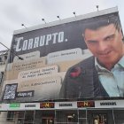 Hazte Oír despliega una lona frente al Congreso con una imagen de Pedro Sánchez acompañado del lema "Corrupto".