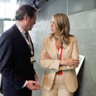 Ángela de Miguel conversa con el presidente de la CEOE, Antonio Garamendi, ayer, tras ganar en Cepyme.