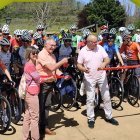 Momento del protocolario corte de cinta previo al inicio del Trofeo Ciclista Senén Blanco.