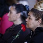 Dos mujeres gitanas durante un acto conmemorativo de los 600 años de este pueblo en España.