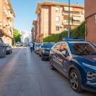 Un vehículo policial en las inmediaciones del lugar en el que se ha encontrado al menor fallecido este martes en Linares. La Policía Nacional investiga el hallazgo de un niño de tres años que ha sido hallado muerto este martes en Linares (Jaén) en el interior de un vehículo estacionado en la calle Pintor El Greco. EFE/ José Manuel Pedrosa.