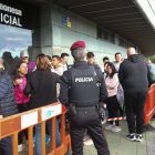 La Policía se personó en el punto de venta para calmar la tensión por el descontrol en el despacho de entradas.