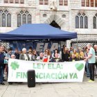 Concentración de afectados de ELA y familiares en Botines, ayer.