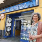 Matilde Jáñez, delante de la puerta de su videoclub en La Bañeza con el letrero con el rostro de James Dean.