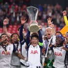 Los jugadores del Tottenham celebran el triunfo y la conquista del titulo de la Liga Europa.