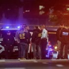Agentes de policía en el lugar donde dos personas fueron asesinadas a tiros cerca del Museo Judío Capital en Washington, D.C. EFE/EPA/WILL OLIVER.