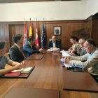 Un momento del encuentro en el consistorio con los sindicatos y los empresarios de la Fele.