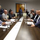 Reunión del comité de empresa de La Bañeza con el presidente de la Diputación.