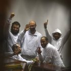 Foto archivo. Seguidores de los Hermanos Musulmanes celebran que su juicio haya sido aplazado de manera indefinida por un tribunal egipcio. EFE/Fouad Alganousi.