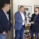 Emilio Martínez, Gerardo Álvarez Courel y Héctor Escobar, ayer, en Factor Espacio San Feliz.