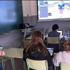 Alumnos trabajando en el programa.