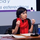 Pilar de Lara durante una conferencia en León.