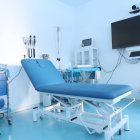 Una de las salas del centro de salud de El Ejido con la pantalla para la telepresencia con el Hospital y otros ambulatorios.