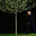 Trump sale del Despacho Oval hacia el Marine One en el Jardín Sur de la Casa Blanca.