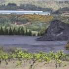 Últimos restos de la montaña de carbón que se acumulaba en el Pozo Alicia de Fabero, el viernes.