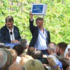 Feijóo recibe parte de los avales de la provincia de La Coruña, ayer.