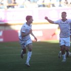 Luis Chacón (izquierda), firmó el gol que adelantaba a la Cultural y abría las puertas del ascenso a la Segunda División.