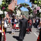 José Ramón entre dos arcos de flores recorre las calles de Cistierna.