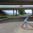 Los quitamiedos que estrechan el paso bajo el puente de la A-60.
