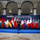 El ministro Albares delante de las banderas de todos los países árabes y europeos que han enviado a sus ministros de Exteriores a Madrid.