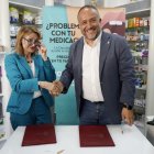 Moserrat Ávila, del Colegio de Farmacéuticos, y el presidente de la Diputación, Courel.