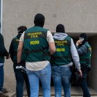 Archivo - Varios agentes de la UCO de la Guardia Civil, durante un registro en Pontevedra.