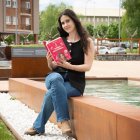 La divulgadora y farmacéutica, Elena Monje, posa con su libro.