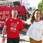 Raúl Llona acompaña a Natichu Alvarado en los festejos del ascenso a Segunda División.