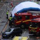 Vista general este lunes, 26 de mayo, de las escena de un atropello múltiple en la ciudad de Liverpool (Inglaterra), luego de que un vehículo colisionara contra decenas de aficionados del club de fútbol más popular de esta ciudad, que celebraban el título de la Premier League del balompié local. EFE/Adam Vaugha.