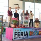 Representantes políticos y educativos de Boñar y Braganza en la apertura de la feria.