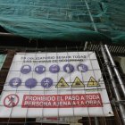 Un cartel con las medidas de seguiridad en un edificio en construcción.