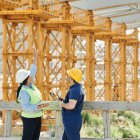 Las mujeres destacan como tituladas superiores en el sector de la construcción.