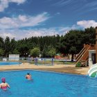 Las piscinas de Valencia de Don Juan se llenan de público los meses de verano.  Vista del Ayuntamiento de Valencia de Don Juan.