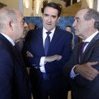 Lorenzo Amor, Suárez-Quiñones y Juan María Vallejo, ayer antes de la asamblea de la Fele.