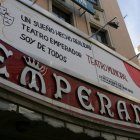 El cartel colocado sobre el desaparecido letrero del Emperador parece una broma.
