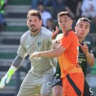 Álvaro Bustos pelea con Iago Herrerín en el transcurso del último partido celebrado en Sestao.