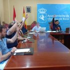 Momento en el que el alcalde (derecha) vota solo con el PP.