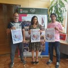 La alcaldesa y parte de la corporación con el cartel de la obra.