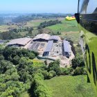 Tres personas han fallecido y otras tres han resultado heridas de diversa consideración al colapsar este jueves la techumbre de una nave ganadera ubicada en el concejo asturiano de Coaña, han informado el Servicio de Emergencias del Principado de Asturias (SEPA) y la Guardia Civil. EFE/Servicio de Emergencias del Principado de Asturias (SEPA) CRÉDITO OBLIGATORIO SOLO USO PERMITIDO PARA ILUSTRA.