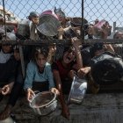 Desplazados palestinos en las colas del hambre en Khan Younis.