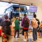Pasajeros con destino a La Bañeza y Santa María del Páramo se preparan para tomar el bus.